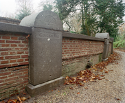 840121 Gezicht op de enkele door de tijd aangetaste grafmonumenten in de grafheuvel (rotonde), op de 1e Algemene ...